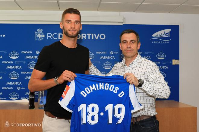 Carmelo del Pozo posa con Domingos Duarte en su presentación con el Dépor (Foto: RCD).