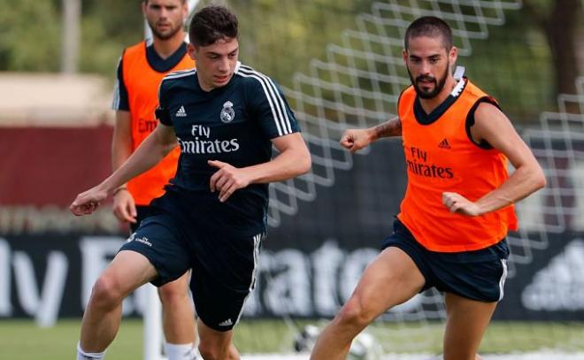 Fede Valverde persigue a Isco en el entrenamiento del Real Madrid en agosto en Miami.