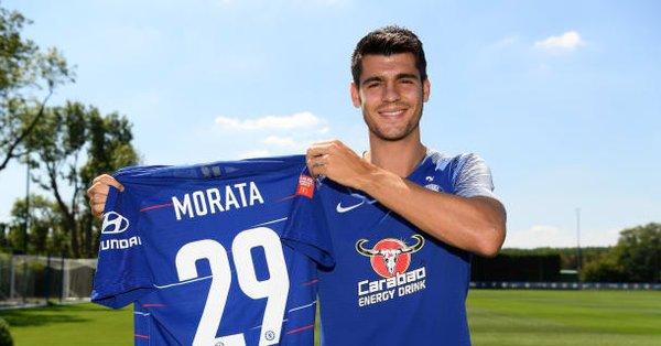Álvaro Morata posa con su nuevo dorsal, el número 29 (Foto: Chelsea FC).