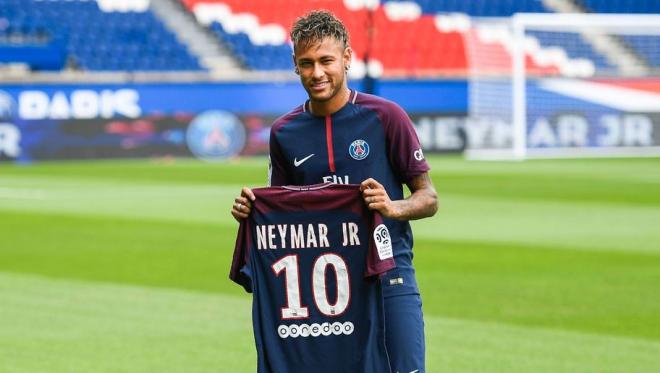 Neymar, durante su presentación con el PSG.