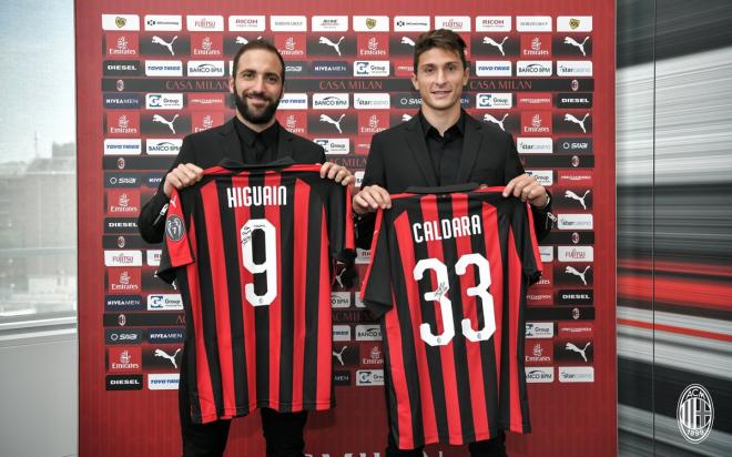 Gonzalo Higuaín y Mattia Caldara posan con la camiseta del Milan en su presentación.