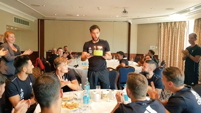 Sergio Álvarez sopla la tarta de su 32 cumpleaños junto a sus compañeros del Celta (Foto: RCCV).