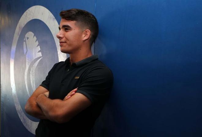 Víctor Gómez posa delante del escudo del Espanyol tras su renovación con los 'pericos'.