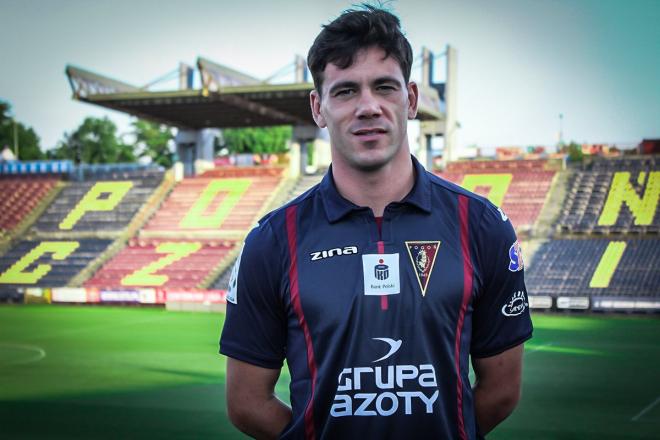 Iker Guarrotxena posa con la camiseta del Pogoń Szczecin.