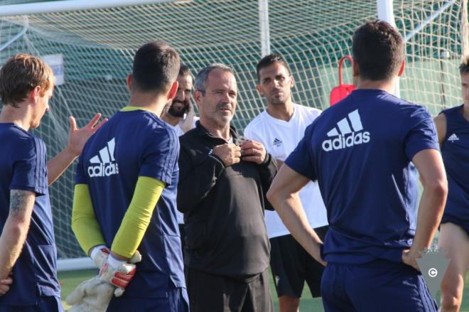 Álvaro Cervera charla con varios de sus jugadores en un entrenamiento de pretemporada (Foto: CCF).
