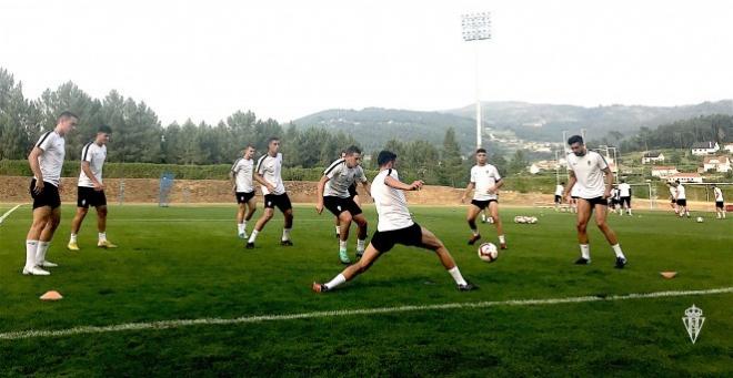 La plantilla del Sporting de Gijón se entrena en Melgaço (Foto: RSG).
