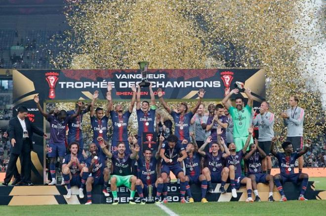 La plantilla del PSG celebra la Supercopa de Francia tras imponerse al Mónaco.