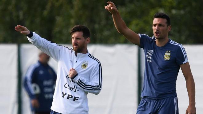 Leo Messi y Lionel Scaloni, durante un entrenamiento de la selección argentina (Foto: AFP).