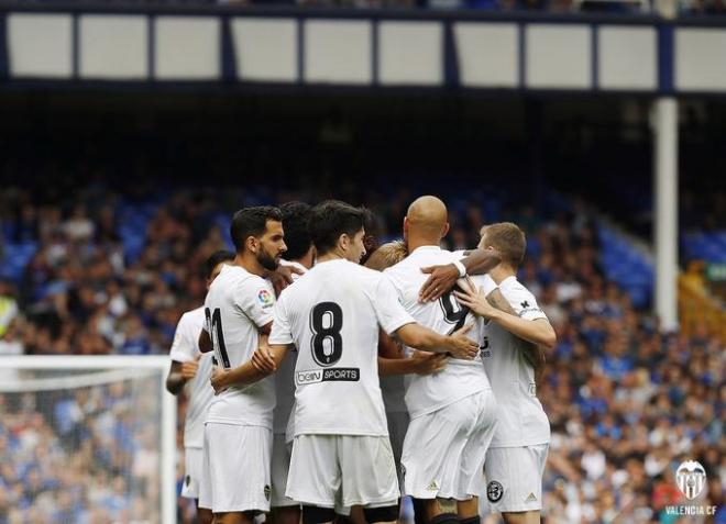 Martín Montoya celebra un gol con sus compañeros en el Valencia (foto: Valencia CF).