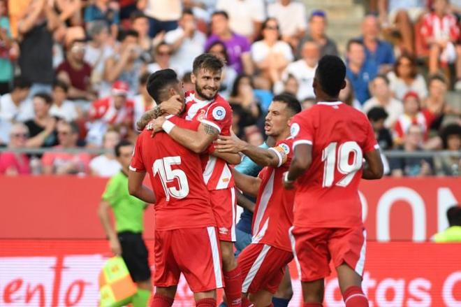Portu celebra un gol con sus compañeros en el Girona-Tottenham de pretemporada.