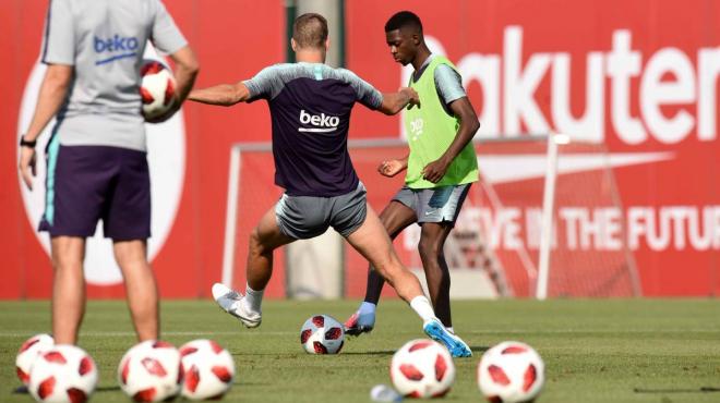 Dembélé trabajando junto a sus compañeros.