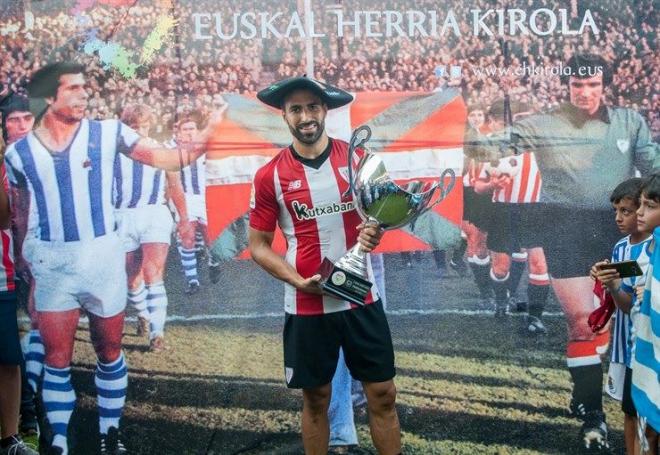 Mikel Balenziaga recogiendo la Euskal Kopa con el Athletic Club.
