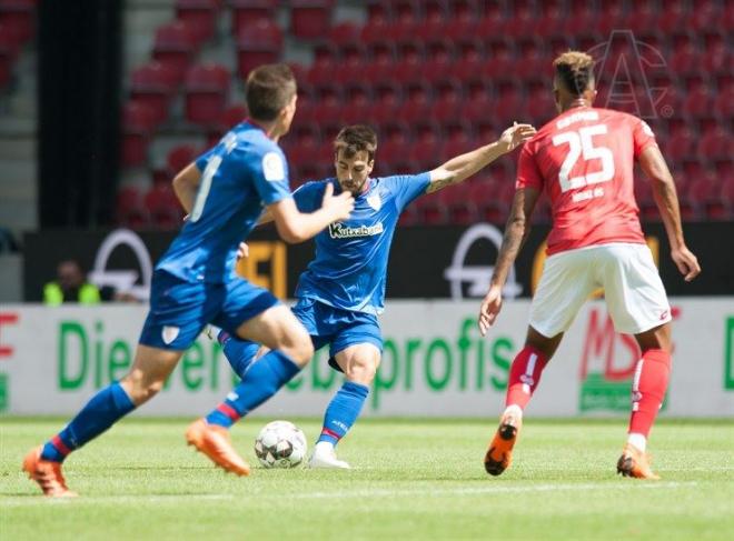 Beñat golpea el balón frente al Mainz. (Foto: Athletic Club)