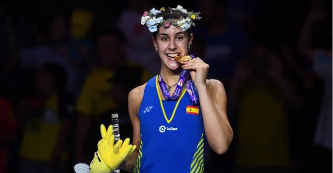 Carolina Marín mordiendo la medalla de oro.