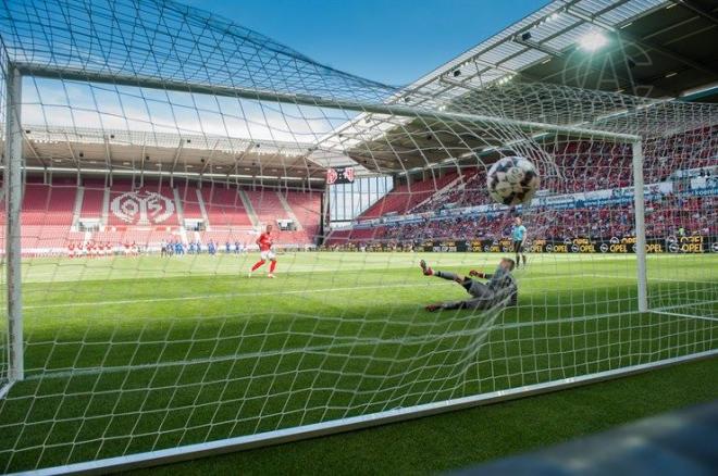 Álex Remiro encaja un penalti ante el Mainz alemán en la pasada pretemporada del Athletic Club.