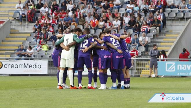 Los jugadores del Celta hacen piña antes del amistoso contra el Braga (Foto: RCCV).