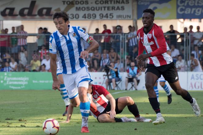 Oyarzabal perseguido por Williams en la final de la EH Txapela.