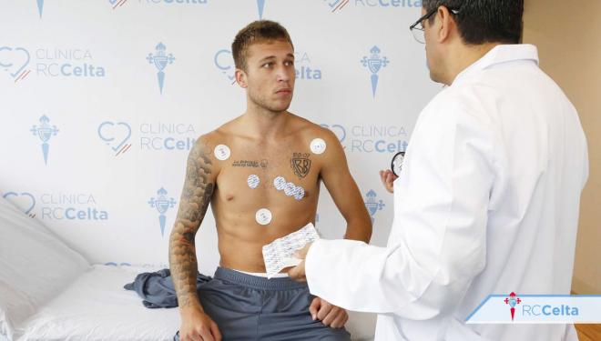 Rubén Blanco, pasando el reconocimiento médico con el Celta (Foto: RCCV).