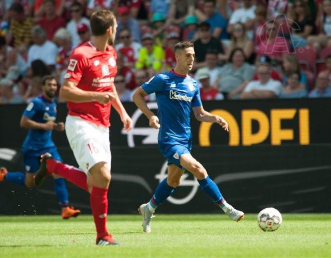 Sabin Merino conduce el esférico ante el Mainz (Foto: Athletic Club).