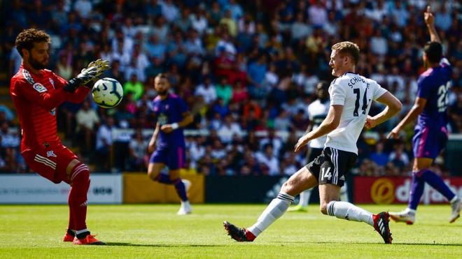 Sergio Álvarez atrapa el balón ante Schürrle en el Fulham-Celta (Foto: FFC).