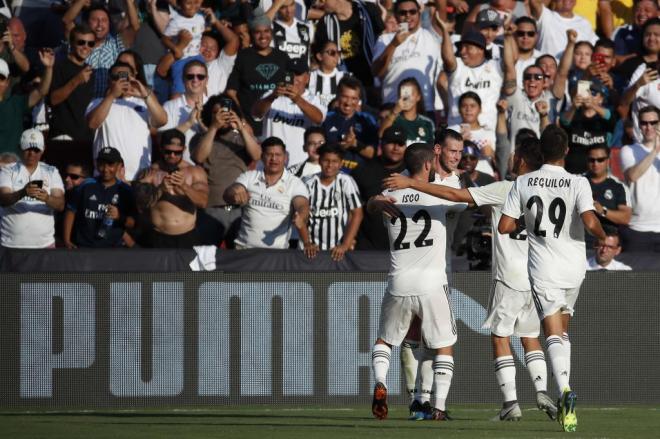 Varios jugadores del Madrid celebran un gol con la Juventus.