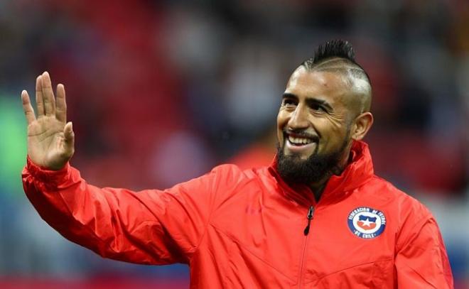 Vidal saluda con la selección de Chile.