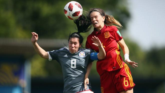 Damaris Egurrola salta a por un balón ante Fanny Godoy (Foto: FIFA.com).