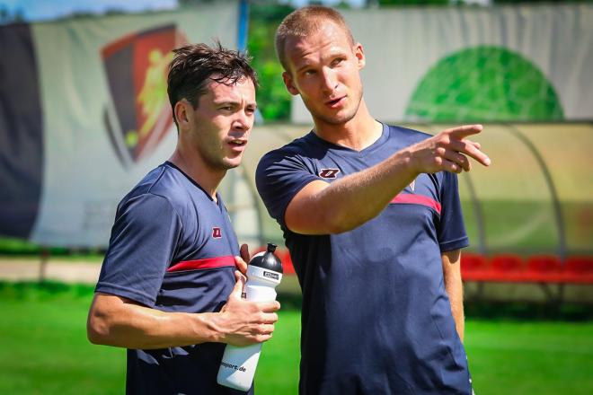Iker Guarrotxena conversa con su nuevo  compañero Jaroslaw Fojut durante su primer entrenamiento (Foto: Pogoń Szczecin).