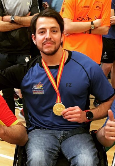 Alfonso Jiménez con su medalla de campeón de España.