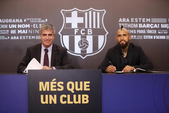 Arturo Vidal firmando su contrato con el Barcelona.