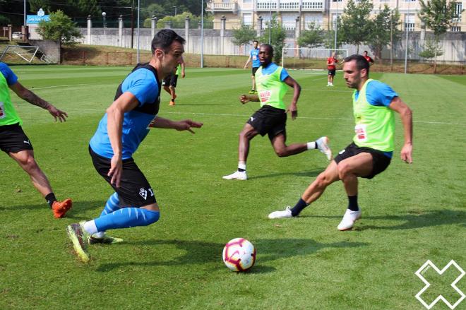 Los jugadores del Eibar entrenándose en Atxabalpe. (Foto: SD Eibar)