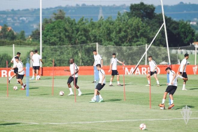 El Sporting se ejercita en Mareo este lunes (Foto: RSG).