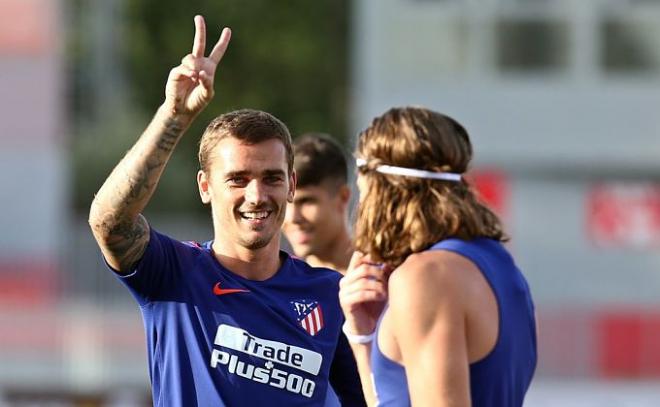 Antoine Griezmann y Filipe Luis participan en el entrenamiento del Atlético de Madrid.