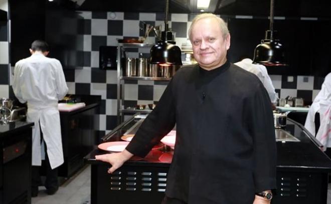 El cocinero Joel Robuchon posa en uno de sus restaurantes.
