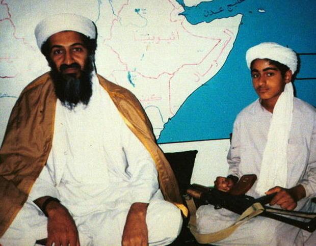 Osama bin Laden junto a su hijo Hamza en una foto de archivo.