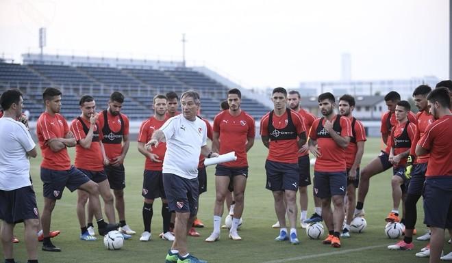 Ariel Holan, técnico de Independiente, da instrucciones a su equipo durante un entrenamiento en Osaka.