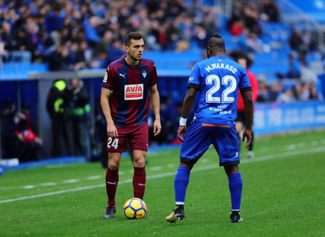 El centrocampista catalán Joan Jordán durante un partido ante el Alavés la pasada temporada (Foto: SD Eibar).