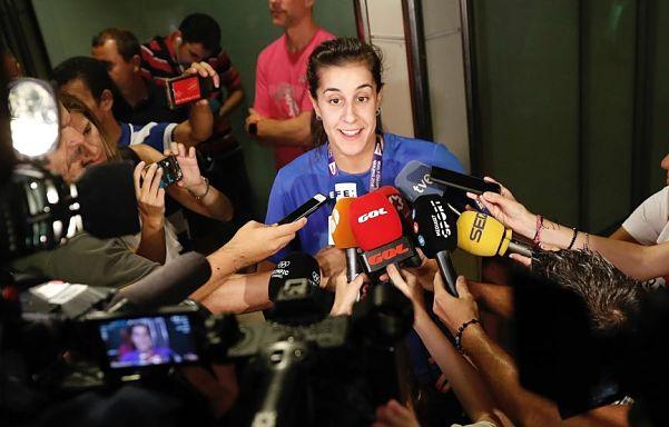 Primeras declaraciones de Carolina Marín en el aeropuerto tras ganar su tercer mundial