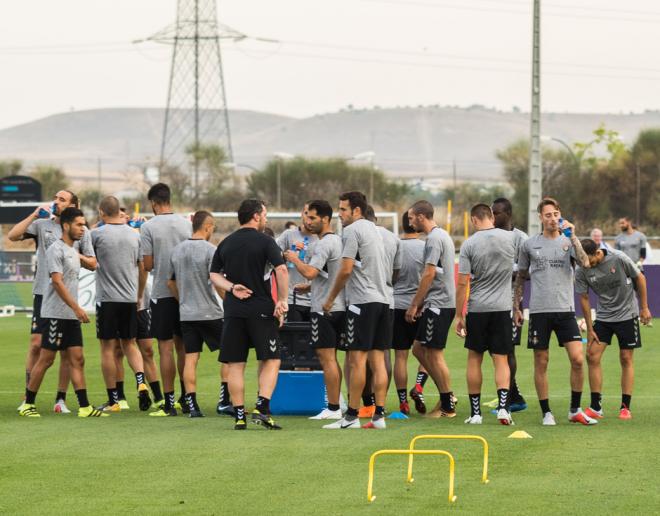 Los jugadores del Real Valladolid se hidratan durante un entrenamiento en los Campos Anexos (Foto: Real Valladolid).