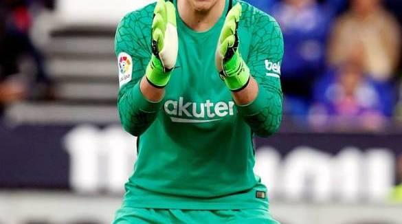 Guantes de Ter Stegen, aplaudiendo durante un partido del Barcelona.