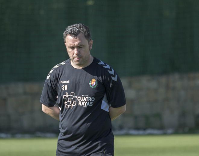 Sergio González, pensativo en una de las sesiones realizadas en Marbella (Foto: Real Valladolid).