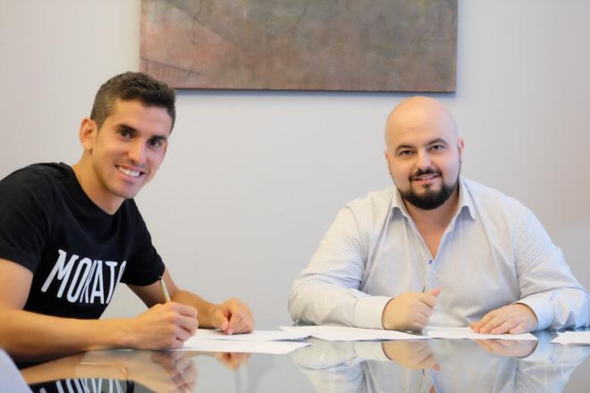 Jesús Alfaro firma su contrato con el Real Murcia.