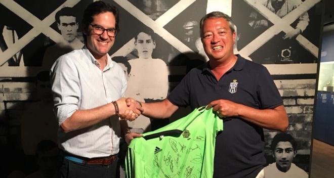 Carlos Hita recibe a un miembro del club decano de Holanda. Foto: @recreoficial