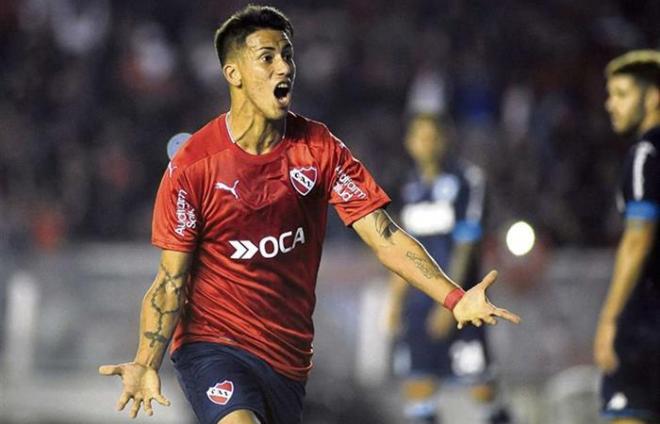 Meza celebrando un gol con Independiente de Avellaneda.