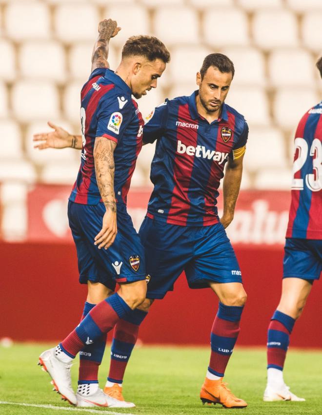Roger y Pedro López, tras un gol del Levante al Albacete (Adolfo Benetó).
