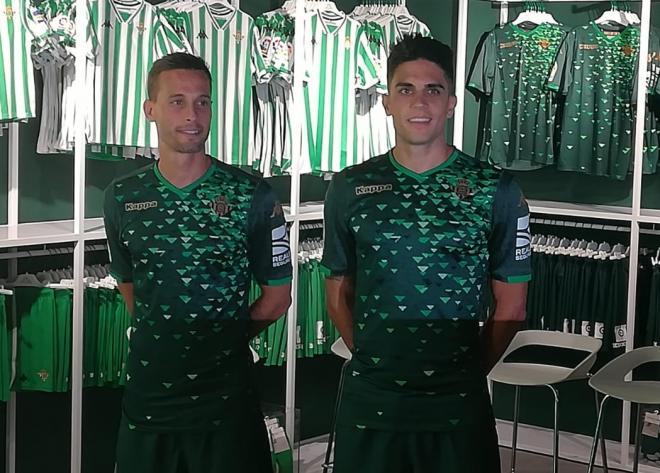 Bartra y Canales, con la nueva camiseta del Betis.