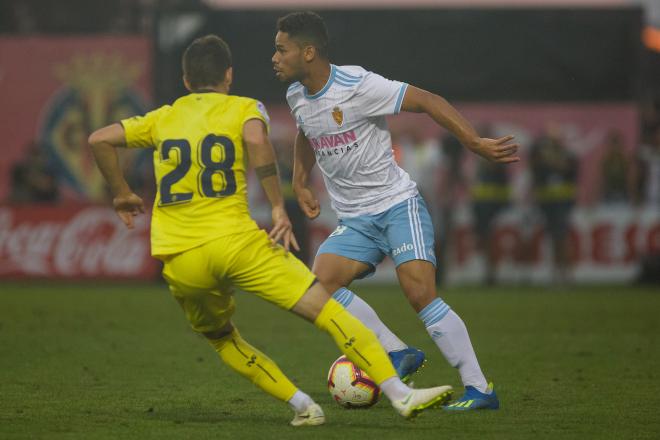 Raí Nascimento controla el balón en el amistoso frente al Villarreal (Foto: Daniel Marzo).