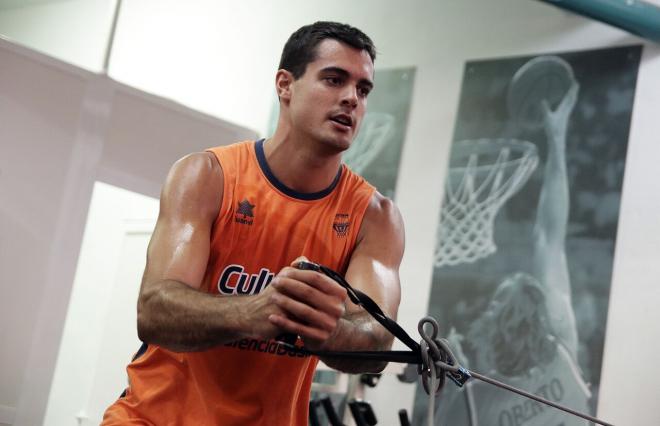 Alberto Abalde entrenando en el gimnasio (Foto: Valencia Basket).