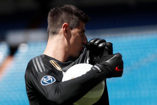 Courtois, besando el escudo del Real Madrid el día de su presentación.