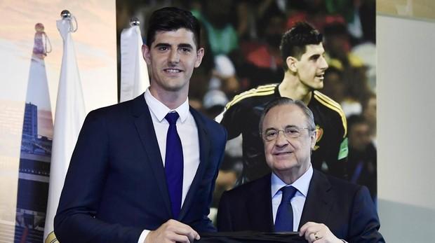 Florentino Pérez, junto a Courtois, el día de su presentación con el Real Madrid.